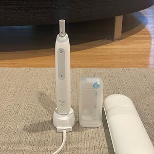 Oral-B iO White Electric Toothbrush Set